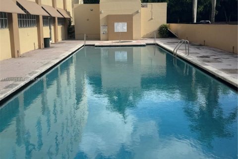 Condominio en venta en Hialeah, Florida, 2 dormitorios, 78.04 m2 № 1779373 - foto 4