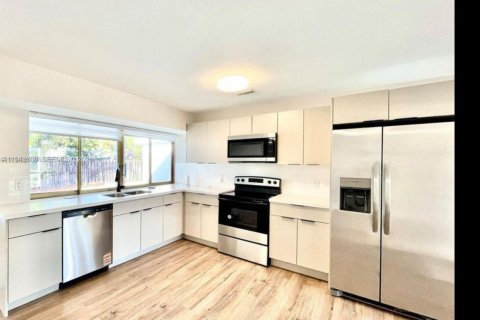 Villa ou maison à louer à Miramar, Floride: 4 chambres, 196.58 m2 № 1999588 - photo 3