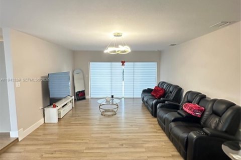 Villa ou maison à louer à Miramar, Floride: 4 chambres, 196.58 m2 № 1999588 - photo 4