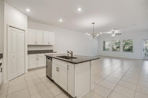 Townhouse in PALM RIVER TOWNHOMES in Tampa, Florida 4 bedrooms, 192.96 sq.m. № 2275648 - photo 10