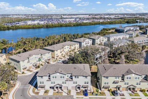 Townhouse in PALM RIVER TOWNHOMES in Tampa, Florida 4 bedrooms, 192.96 sq.m. № 2275648 - photo 3