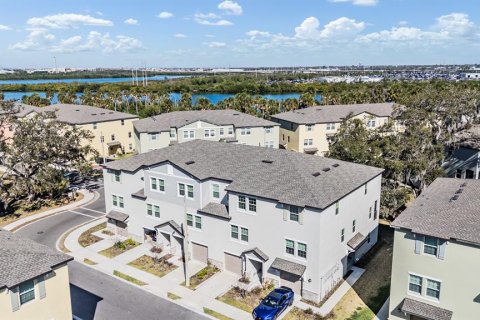 Townhouse in PALM RIVER TOWNHOMES in Tampa, Florida 4 bedrooms, 192.96 sq.m. № 2275648 - photo 2