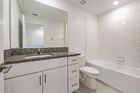 Townhouse in PALM RIVER TOWNHOMES in Tampa, Florida 4 bedrooms, 192.96 sq.m. № 2275648 - photo 29