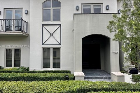 Touwnhouse à louer à Miami, Floride: 3 chambres, 248.79 m2 № 2019926 - photo 2