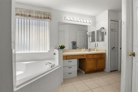 House in Kissimmee, Florida 5 bedrooms, 215.25 sq.m. № 1722747 - photo 24
