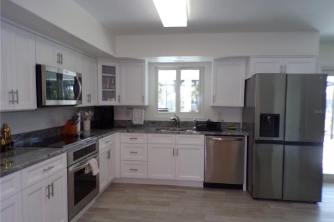 House in Punta Gorda, Florida 2 bedrooms, 144.74 sq.m. № 2393894 - photo 5