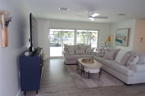 House in Punta Gorda, Florida 2 bedrooms, 144.74 sq.m. № 2393894 - photo 2