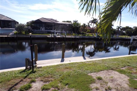 House in Punta Gorda, Florida 2 bedrooms, 144.74 sq.m. № 2393894 - photo 15