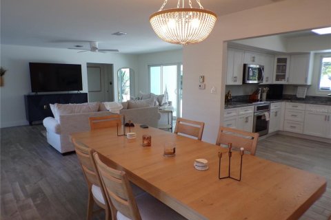 House in Punta Gorda, Florida 2 bedrooms, 144.74 sq.m. № 2393894 - photo 6