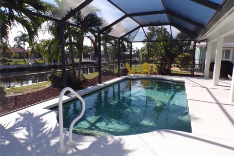 House in Punta Gorda, Florida 2 bedrooms, 144.74 sq.m. № 2393894 - photo 12