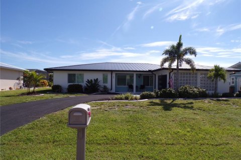 House in Punta Gorda, Florida 2 bedrooms, 144.74 sq.m. № 2393894