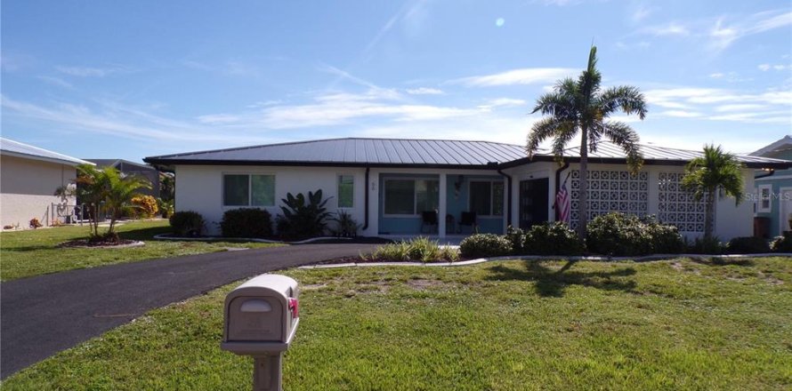 House in Punta Gorda, Florida 2 bedrooms, 144.74 sq.m. № 2393894
