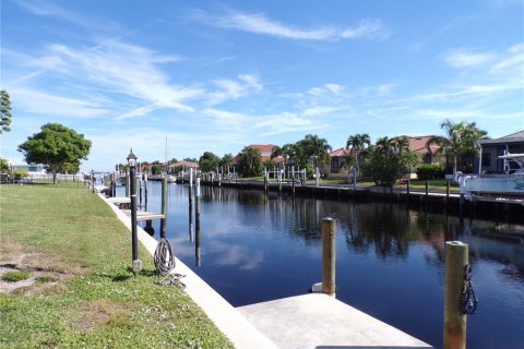 House in Punta Gorda, Florida 2 bedrooms, 144.74 sq.m. № 2393894 - photo 16