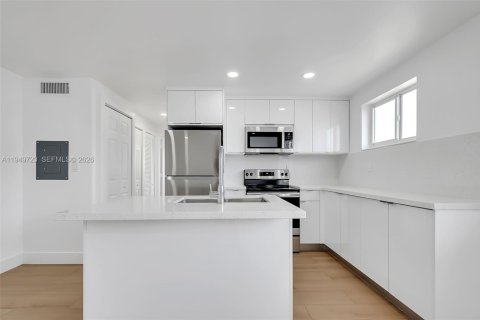 Casa en alquiler en Miami, Florida, 1 dormitorio, 690.45 m2 № 2006305 - foto 10