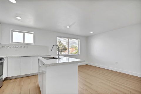 Casa en alquiler en Miami, Florida, 1 dormitorio, 690.45 m2 № 2006305 - foto 11