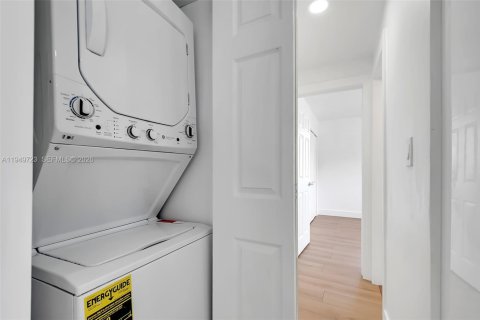 Casa en alquiler en Miami, Florida, 1 dormitorio, 690.45 m2 № 2006305 - foto 8