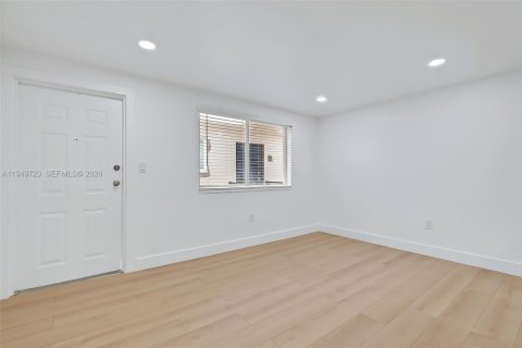 Casa en alquiler en Miami, Florida, 1 dormitorio, 690.45 m2 № 2006305 - foto 9