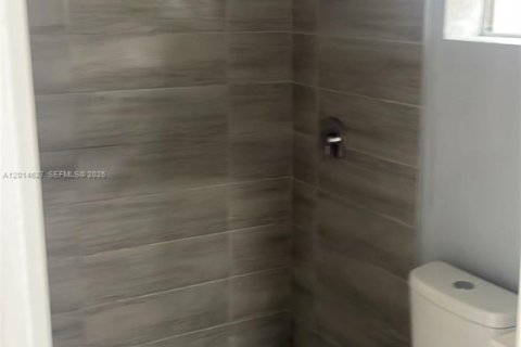 Снять в аренду коммерческую недвижимость в Майами-Гарденс, Флорида 3 спальни, 231.14м2, № 2076534 - фото 10