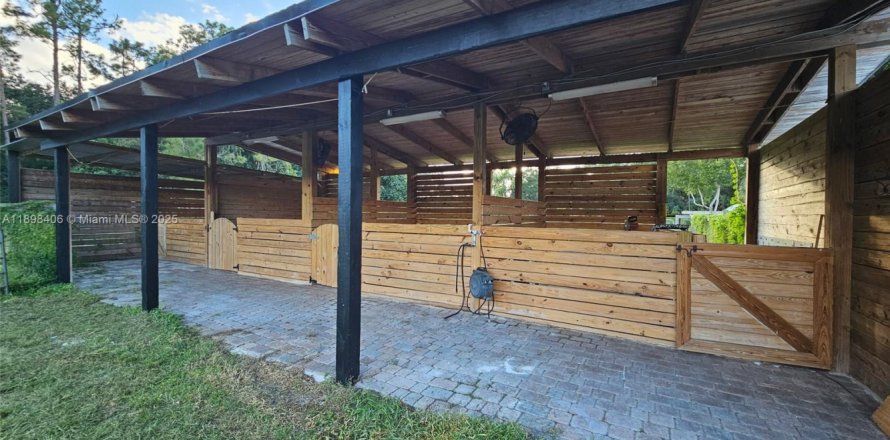 Studio in Loxahatchee Groves, Florida № 2012938