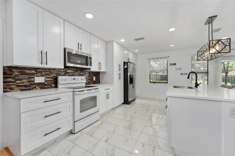 House in Deltona, Florida 4 bedrooms, 167.22 sq.m. № 1570010 - photo 10