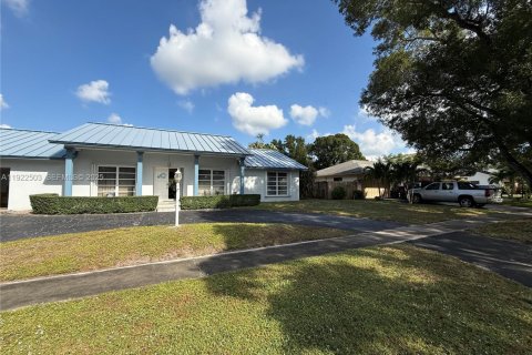 Villa ou maison à vendre à Plantation, Floride: 4 chambres, 242.01 m2 № 1976954 - photo 1