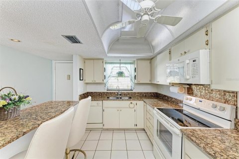 Купить кондоминиум в Сарасота, Флорида 6 комнат, 117.99м2, № 2219309 - фото 15