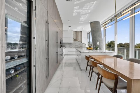Condominio en venta en Miami, Florida, 5 dormitorios, 366.96 m2 № 2255511 - foto 13