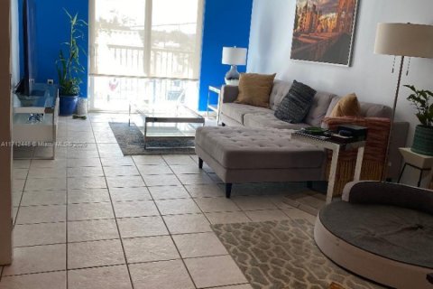 Condo in Surfside, Florida, 1 bedroom  № 1763498 - photo 2