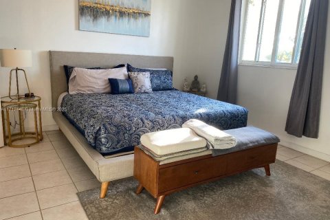 Condo in Surfside, Florida, 1 bedroom  № 1763498 - photo 8