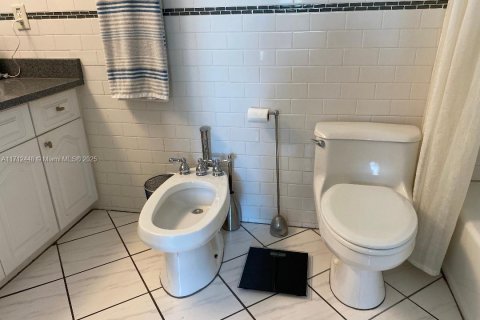 Condo in Surfside, Florida, 1 bedroom  № 1763498 - photo 12