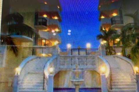 Condo in Surfside, Florida, 1 bedroom  № 1763498 - photo 18