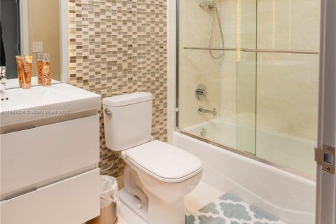 Condo in North Miami Beach, Florida, 3 bedrooms № 1985320 - photo 11