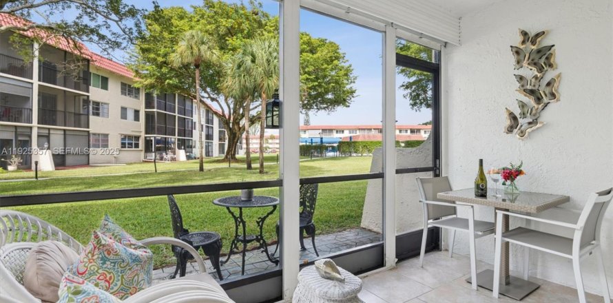Condominio en Pembroke Pines, Florida, 2 dormitorios  № 1983787