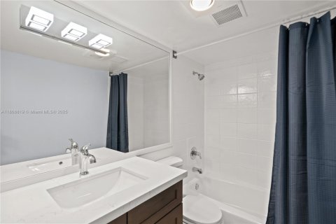 Condo in Miami, Florida, 3 bedrooms  № 1875305 - photo 22