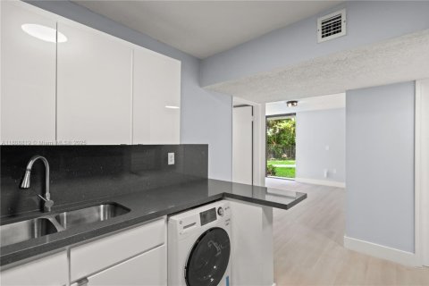 Condo in Miami, Florida, 3 bedrooms  № 1875305 - photo 13