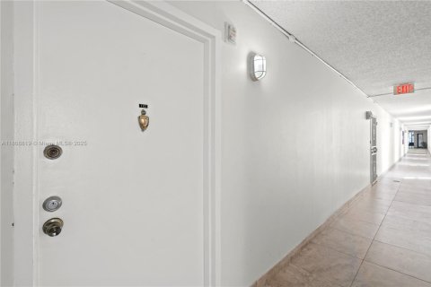 Condo in Miami, Florida, 3 bedrooms  № 1875305 - photo 2