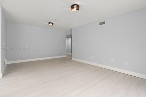 Condo in Miami, Florida, 3 bedrooms  № 1875305 - photo 16