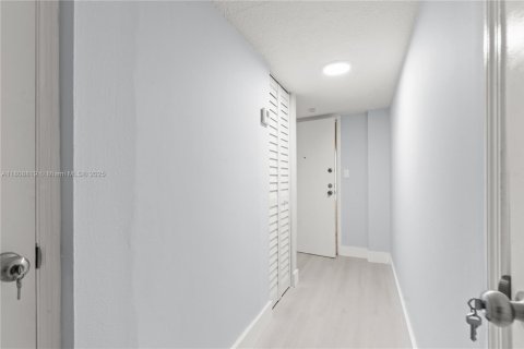 Condo in Miami, Florida, 3 bedrooms  № 1875305 - photo 4