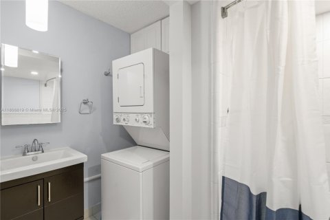 Condo in Miami, Florida, 3 bedrooms  № 1875305 - photo 10