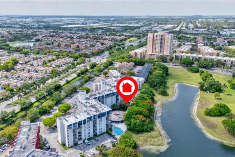 Condo in Miami, Florida, 3 bedrooms  № 1875305 - photo 1