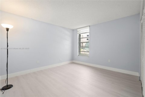 Condo in Miami, Florida, 3 bedrooms  № 1875305 - photo 17