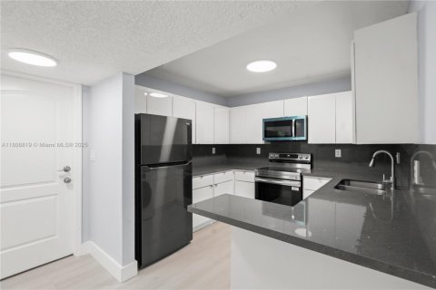 Condo in Miami, Florida, 3 bedrooms  № 1875305 - photo 12
