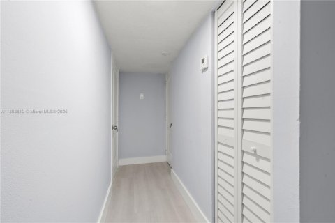 Condo in Miami, Florida, 3 bedrooms  № 1875305 - photo 3