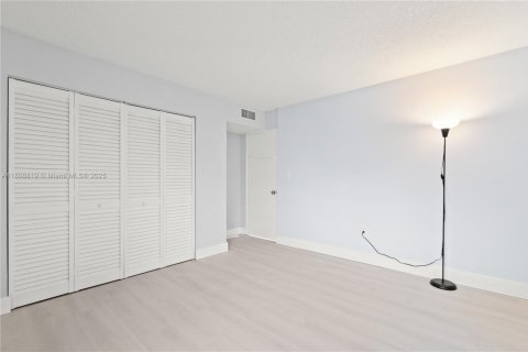 Condo in Miami, Florida, 3 bedrooms  № 1875305 - photo 19