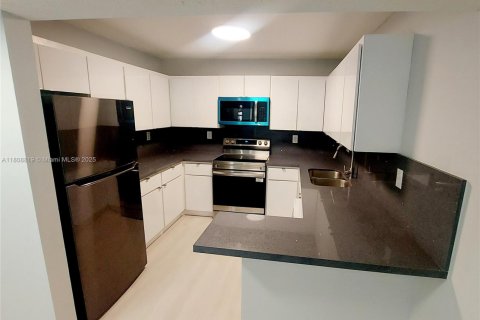 Condo in Miami, Florida, 3 bedrooms  № 1875305 - photo 11