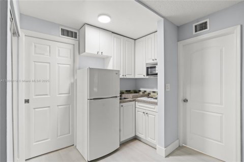 Condo in Miami, Florida, 3 bedrooms  № 1875305 - photo 7