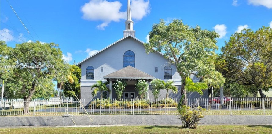 Commercial property in Miami Gardens, Florida № 1890156