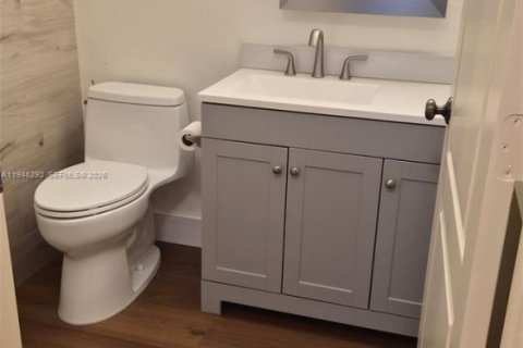 Casa en venta en Hialeah, Florida, 4 dormitorios, 237.18 m2 № 2002594 - foto 8