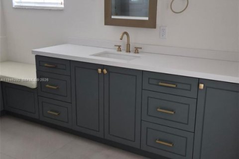 Casa en venta en Hialeah, Florida, 4 dormitorios, 237.18 m2 № 2002594 - foto 4