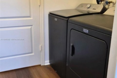 Casa en venta en Hialeah, Florida, 4 dormitorios, 237.18 m2 № 2002594 - foto 15